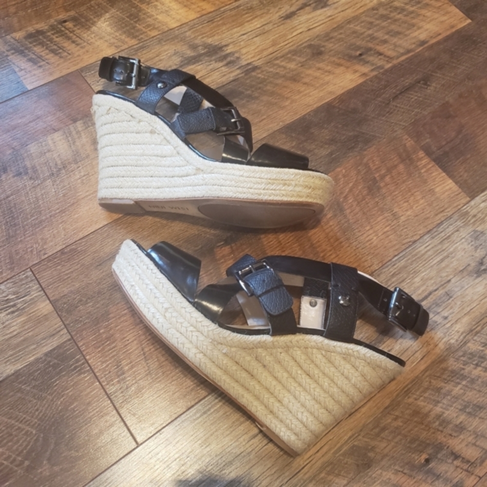 Nine West black & tan strap wedges 10
